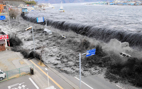 Những đợt sóng lớn bất ngờ ập xuống thành phố Miyako, Nhật Bản năm 2011. Ảnh: Telegraph
