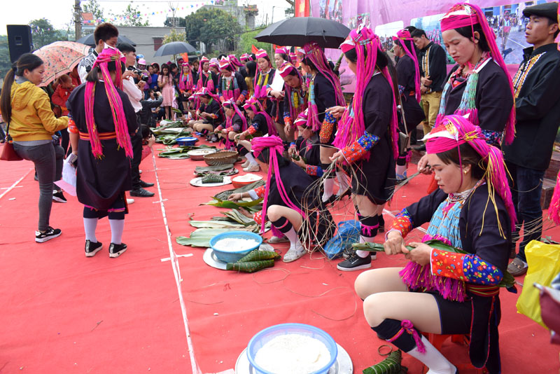 Gói bánh chưng dân tộc thể hiện khả năng ẩm thực của phụ nữ Dao