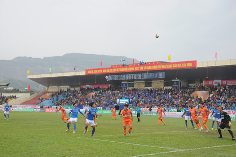Các cầu thủ của Than Quảng Ninh (áo xanh) đã có trận thắng ngay trong ngày đầu ra quân