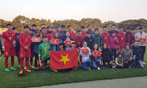Người hâm mộ Việt Nam tại Nhật Bản chúc mừng các cầu thủ sau khi đoạt vé vào chung kết. Ảnh: VFF.