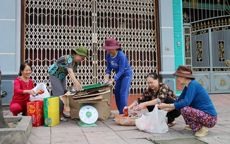 Hội viên, phụ nữ khu 6B, phường Hồng Hải, TP Hạ Long cùng nhau thu gom, phân loại rác thải.