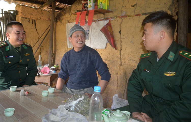 Trung úy Ngô Ngọc Tuấn trò chuyện với Trưởng bản Phạt Chỉ, xã Đồng Văn để nắm tình hình biên giới.