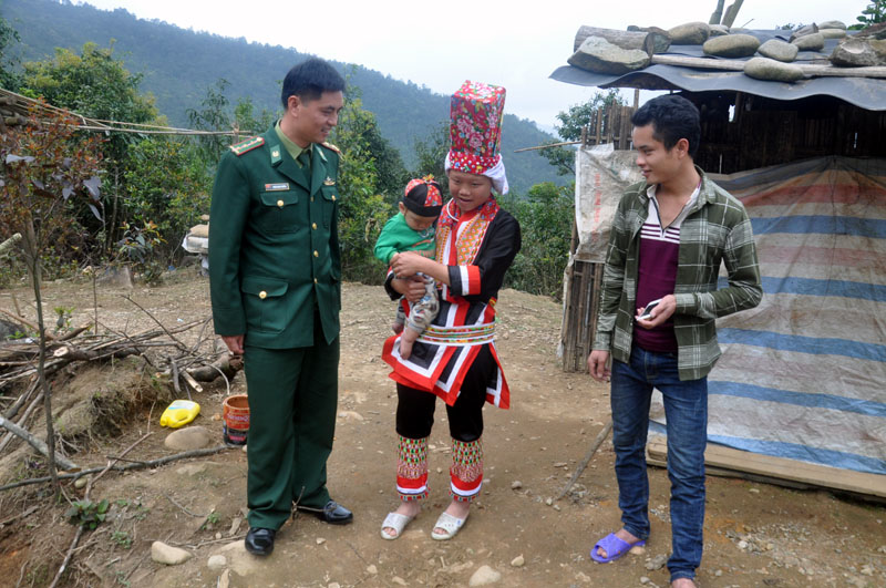 Cán bộ Đội vận động quần chúng của Đồn Biên phòng Quảng Đức nắm tình hình bà con đang sinh sống ở khu vực Hang Vây, xã Quảng Sơn