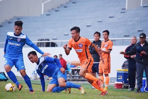  Quang Ninh Coal vs SHB Da Nang in the first round of the Nuti Café V.League 1 at Cam Pha Stadium yesterday. — Photo bongda.com.vn