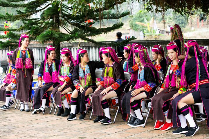 Phụ nữ dân tộc Dao với váy áo sặc sỡ đi dự Lễ hội Đình Lục Nà.