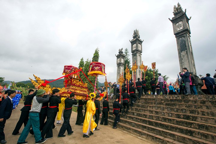 Đoàn rước về Đình Lục Nà để thực hiện nghi lễ tế thần.