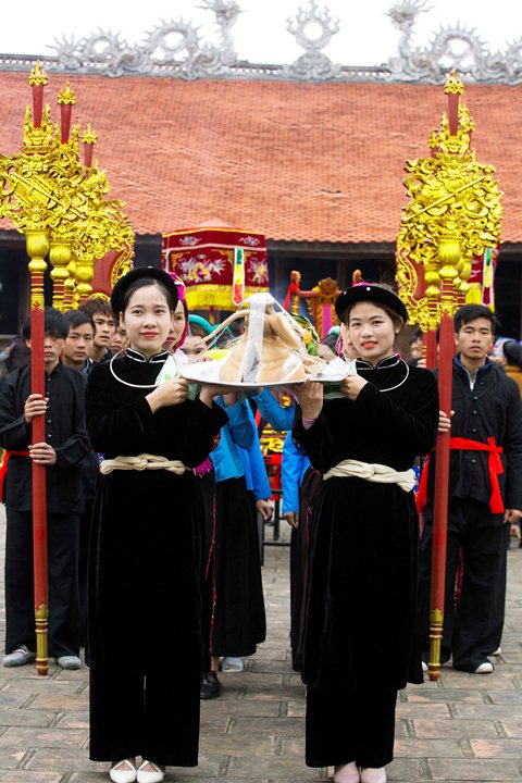 Những cô gái Tày duyên dáng trong trng phục dân tộc truyền thống  đi dự Lễ hội.