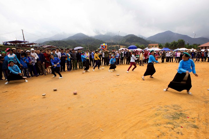 Lễ hội diễn ra các hoạt động văn nghệ, trò chơi dân gian mang bản sắc dân tộc.