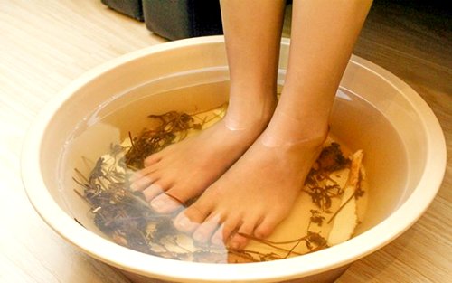 Ngâm chân với nước ấm 30 phút trước khi đi ngủ rất tốt cho sức khỏe. Ảnh: KH.