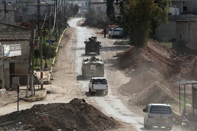 Xe quân sự của quân đội Thổ Nhĩ Kỳ tiến vào thị trấn Afrin ngày 8/3 vừa qua. (Ảnh: THX/TTXVN)