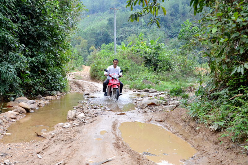 Đoạn đường từ thôn Khe Lèn, xã Đồng Lâm sang thôn Khe Cát, xã Tân Dân (Hoành Bồ) chưa được đầu tư khiến việc đi lại hết sức khó khăn