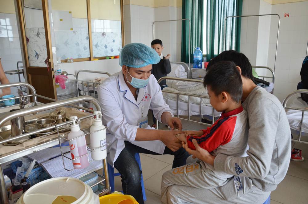 Nhân viên y tế Bệnh viện Đa khoa tỉnh đang điều trị cho bệnh nhi.