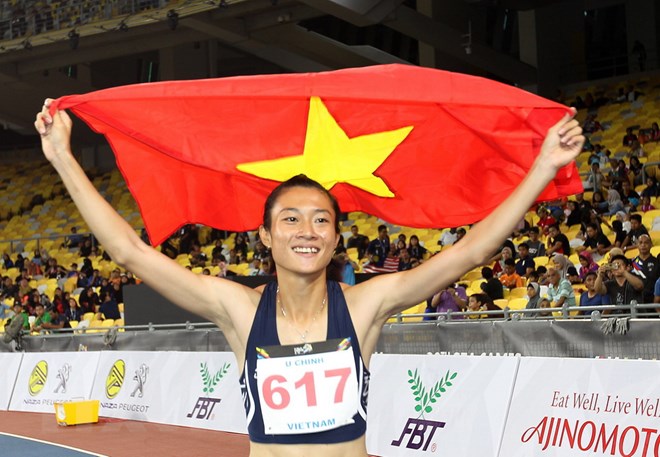 Vận động viên Lê Tú Chinh (Việt Nam) ăn mừng sau khi về đích đoạt huy chương vàng tại SEA Games 29. (Ảnh: Quốc Khánh/TTXVN)