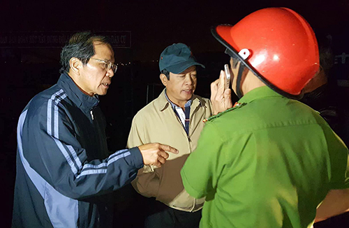 Bí thư Tỉnh ủy cùng Chủ tịch tỉnh Lâm Đồng chỉ đạo công tác cứu hộ, cứu nạn. Ảnh: Khánh Hương.