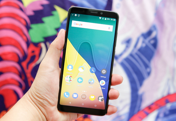 Giá tốt nhất trong số các smartphone màn hình lớn viền mỏng là smartphone Android từ Wiko. Màn hình của máy có kích thước 5,9 inch với độ phân giải HD+ thể hiện độ chi tiết tốt và có độ sáng cao, tuy nhiên, màu sắc hơi nhạt. Máy được trang bị chip Snapdragon 425, RAM 3 GB và bộ nhớ trong 32 GB khá tốt so với các model cùng tầm giá. View XL hỗ trợ 2 sim 2 sóng, chạy Android 7.1 với giao diện gần với Android gốc nên đơn giản và dễ sử dụng. Camera sau có độ phân giải 13 megapixel hỗ trợ đèn flash led còn camera trước có độ phân giải 16 megapixel có tính năng làm đẹp gương mặt. Pin dung lượng 3.000 mAh hơi thấp trong phân khúc. 