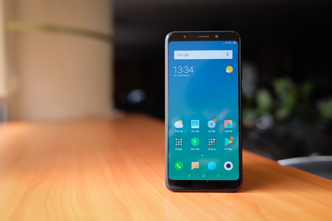 Mẫu smartphone tầm trung với màn hình tràn viền đầu tiên của Xiaomi được bán ra tại Việt Nam với giá 3,99 triệu đồng. Đây là model rẻ nhất trên thị trường được trang bị màn hình này. Máy có thiết kế vỏ kim loại nguyên khối bo tròn quen thuộc. Redmi 5 Plus sử dụng màn hình IPS tỷ lệ 18:5 kích thước 5,99 inch và có độ phân giải Full HD+ khá cao trong phân khúc. Về phần cứng, máy được trang bị chip xử lý Snapdragon 625, RAM 3 GB và bộ nhớ trong 32 GB đây là cấu hình tốt so với các model cùng phân khúc giá. Camera trước của máy có độ phân giải 5 megapixel hỗ trợ đèn flash LED còn camera sau là 12 megapixel. Pin cũng là điểm mạnh của sản phẩm khi có dung lượng lên đến 4.000 mAh cho thời gian sử dụng lên đến 2 ngày. Máy chạy Android 7 với giao diện MIUI đặc trưng của hãng.