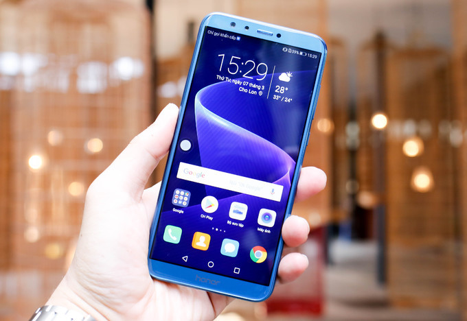 Honor 9 Lite là smartphone tầm trung mới nhất có màn hình tràn viền được bán ra tại thị trường Việt Nam. Sản phẩm có màn hình 5,65 inch với độ phân giải Full HD. Máy có thiết kế nguyên khối với mặt lưng kính. Điểm nổi bật của 9 Lite là sản phẩm được trang bị camera kép ở cả mặt trước và sau với một camera chính 13 megapixel và một camera phụ 2 megapixel giúp đo độ sâu trường ảnh và xoá phông giống trên Huawei Nova 2i. Honor 9 Lite hỗ trợ đầy đủ kết nối Wi-Fi, Bluetooth 4.2..., pin có dung lượng 3.000 mAh nằm ở mức chung hiện nay. Tuy nhiên, máy vẫn chưa được trang bị cổng USB Type C.