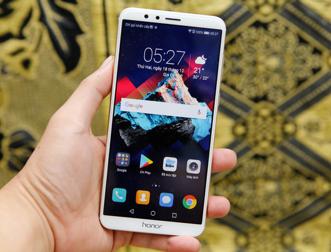 Điện thoại mới từ hãng nhỏ của Huawei có thiết kế vỏ kim loại nguyên khối và được bo tròn các cạnh tương tự đàn anh Huawei Nova 2i. Điểm khác biệt là cụm camera kép phía sau được làm tách biệt với hai camera tròn lồi lên đặt ở góc trên bên trái của máy. Camera sau gồm camera 16 megapixel và 2 megapixel, trong đó, camera độ phân giải 2 megapixel dùng để hỗ trợ xoá phông tốt hơn. Camera sau có nhiều chế độ chụp nhất so với các smartphone trong phân khúc, trong đó có khả năng giả lập khẩu độ từng xuất hiện nhiều trên các smartphone của Huawei. Camera trước chỉ có một camera đơn 8 megapixel thay vì kép giống như Nova 2i. Smartphone của Honor được trang bị màn hình tràn viền tỷ lệ 18:9 với kích thước 5,93 inch độ phân giải Full HD+. Honor 7x được trang bị cấu hình giống hệt với Nova 2i, chạy Android 7.1 với giao diện EMUI 5.1. Pin dung lượng 3.340 mAh, tuy nhiên, máy vẫn sử dụng cổng kết nối microUSB và chưa được trang bị sạc nhanh.