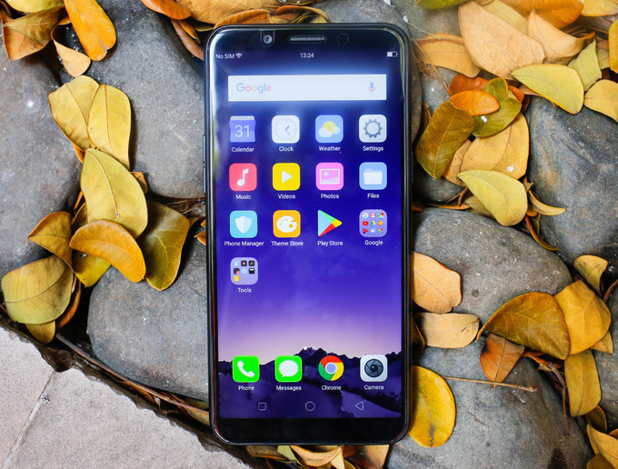 Oppo cho thấy màn hình tràn viền là điểm nổi bật được chú trọng trên sản phẩm của mình khi A83 là mẫu Android tầm trung thứ ba sử dụng thiết kế này và cũng là model rẻ nhất. Máy có màn hình 5,7 inch, nhỏ hơn một chút so với View XL nhưng cũng chỉ dừng lại ở độ phân giải HD+. Điểm đáng tiếc của sản phẩm là A83 không có cảm biến vân tay trong khi đây đã là trang bị cơ bản của các smartphone tầm trung, bù lại máy có nhận diện gương mặt. Máy cũng được trang bị phần cứng khá tốt trong tầm giá, dùng khay sim 3 trong 1 đặc trưng của Oppo giúp người dùng vừa sử dụng 2 sim vừa sử dụng thẻ nhớ cùng lúc. Sản phẩm chạy Android 7.1 pin 3.180 mAh. Camera trước có độ phân giải 8 megapixel có trí thông minh nhân tạo. Camera sau độ phân giải 13 megapixel vẫn được trang bị các chế độ chụp quen thuộc như chế độ chuyên nghiệp, Ultra HD.