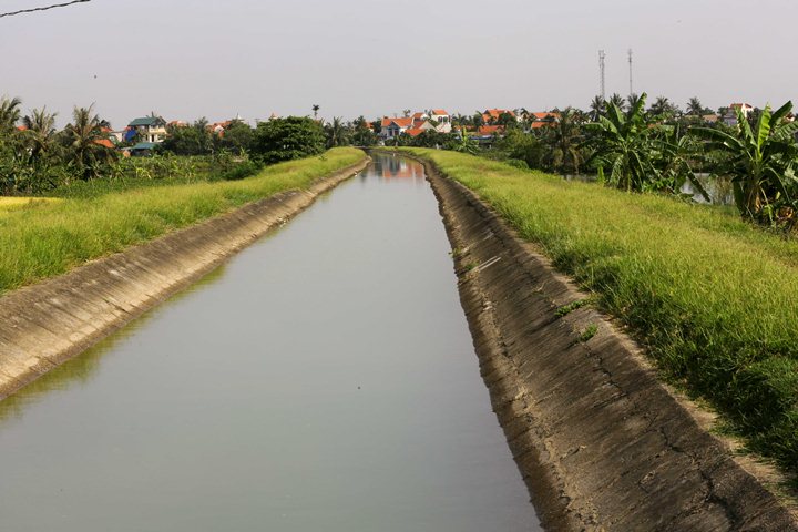 Hệ thống kênh mương dẫn nước Yên Lập vừa cung cấp nước ngọt cho sản xuất nông nghiệp, vừa cung cấp nước sinh hoạt cho người dân làng đảo.