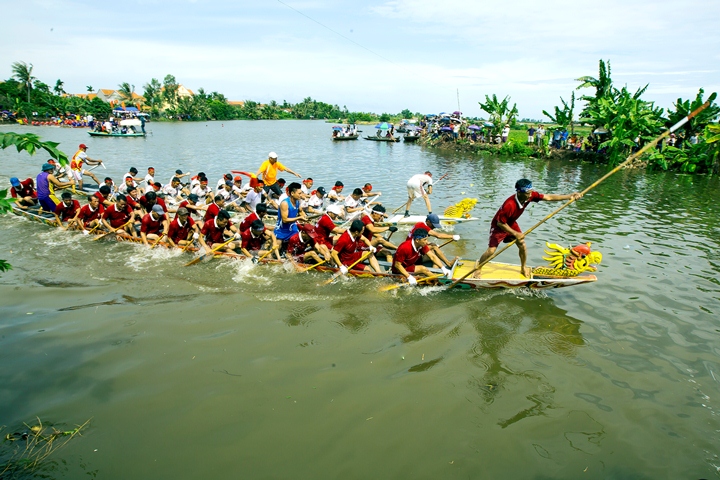 Sông quê cũng là nơi diễn ra các cuộc thi bơi chải truyền thống.
