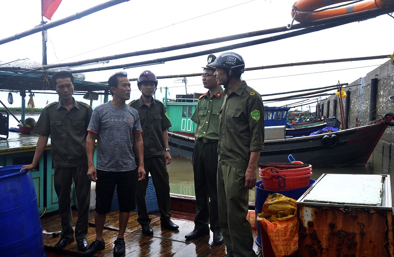 Công an huyện Đầm Hà cùng công an xã Đầm Hà hướng dẫn, tuyên truyền, vận động ngư dân xã Đầm Hà thực hiện mô hình “Tổ tàu thuyền tự quản ANTT trên biển” 