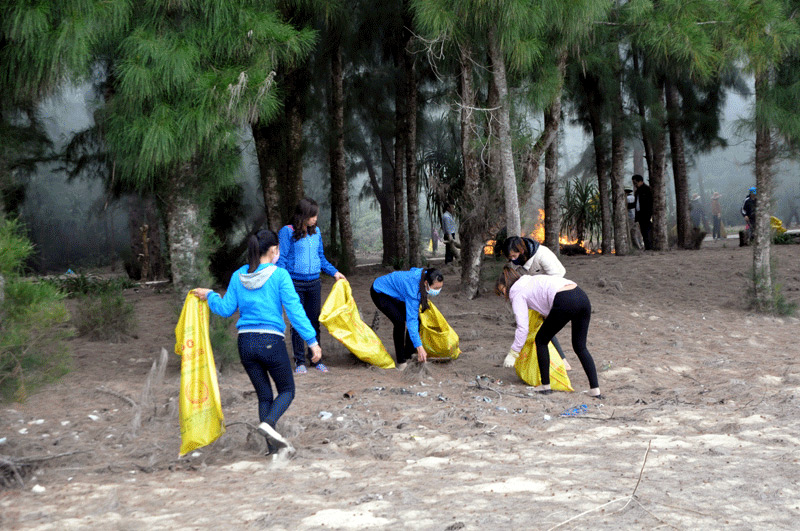 MTTQ và các đoàn thể chính trị xã hội huyện Hải Hà cùng với người dân xã Cái Chiên vệ sinh môi trường, làm sạch bãi biển.