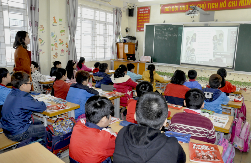 Phòng học thông minh tại Trường Tiểu học Cẩm Đông, TP Cẩm Phả giúp học sinh học ngoại ngữ dễ hiểu, nghe nói chuẩn hơn, nhanh thuộc bài hơn.