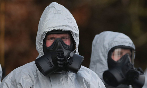 Chuyên viên phòng hóa Anh thu thập dấu vết chất độc tại hiện trường. Ảnh: AFP.