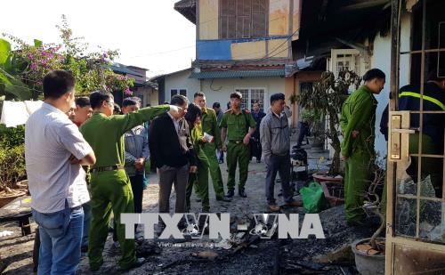 Lực lượng công an tiếp cận hiện trường vụ cháy. Ảnh: Nguyễn Dũng/TTXVN