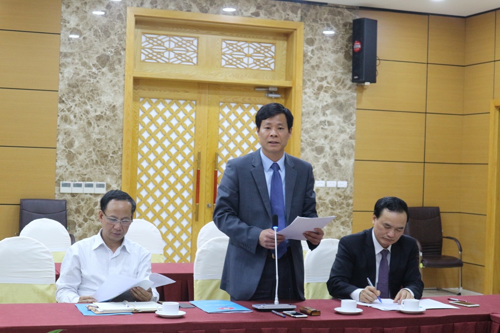 Đồng chí Phạm Tuấn Đạt, Phó Chủ tịch UBND TP Uông Bí báo cáo kế hoạch tổ chức Lễ Hội Hoa Anh Đào 