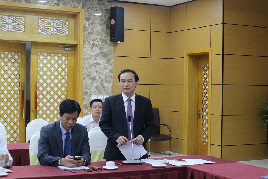 Đồng chí Trần Danh Chức, Chủ tịch LĐLĐ tỉnh báo cáo về việc triển khai Đại hội Công đoàn tỉnh lần thứ XIII