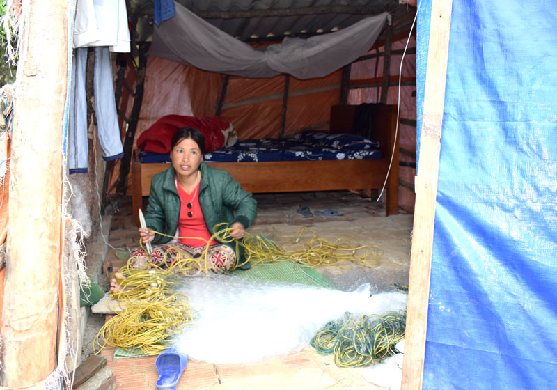 Chị Vũ Thị Vân, thôn Nam Đồng, xã Đồng Tiến được nhận giường và chăn ấm từ chương trình 