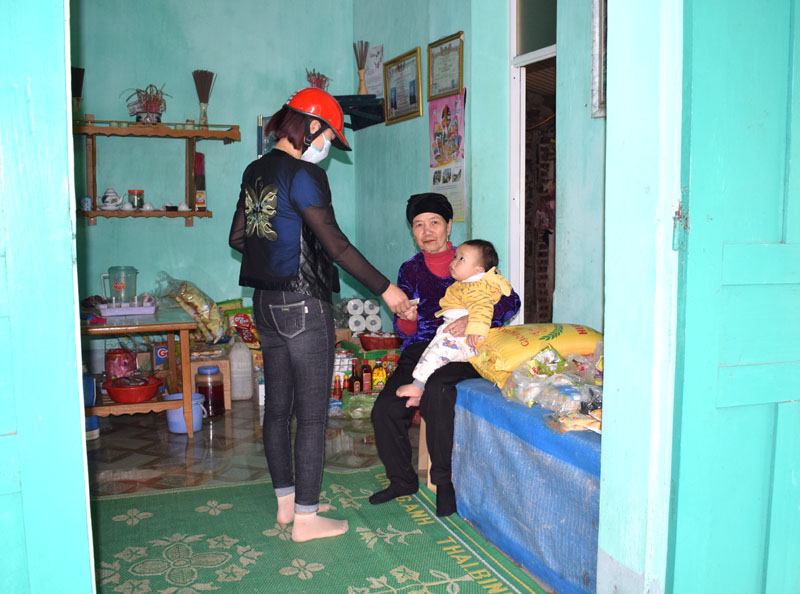 Bà Ngô Thị Cầu, thôn Nam Đồng, xã Đồng Tiến sau khi được sửa nhà đã mở bán hàng tạp hóa để có thu nhập