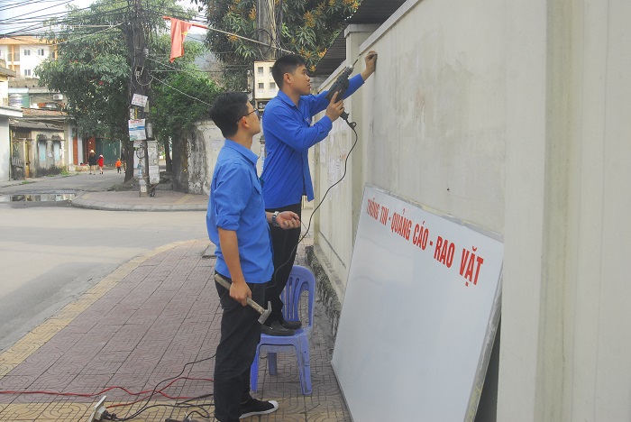 ĐVTN phường Cẩm Thủy (TP Cẩm Phả) gắn biển quảng cáo, rao vặt miễn phĩ tại khu dân cư.