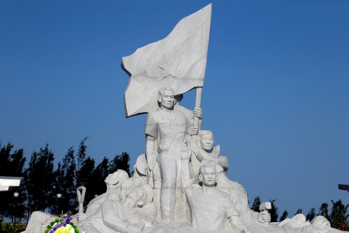 Khu tượng đài chính mô phỏng các chiến sĩ vững lá cờ Tổ quốc khi bị địch chiếm đóng. Ảnh: An Bình (zing.vn)