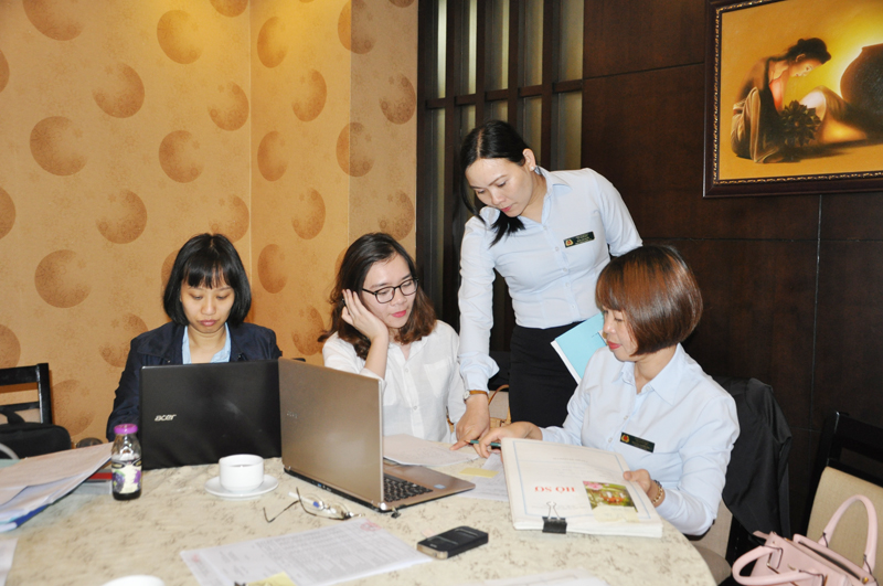 Đoàn thanh tra do Sở Du lịch chủ trì kiểm tra hồ sơ kinh doanh tại một khách sạn trên địa bàn TP Hạ Long