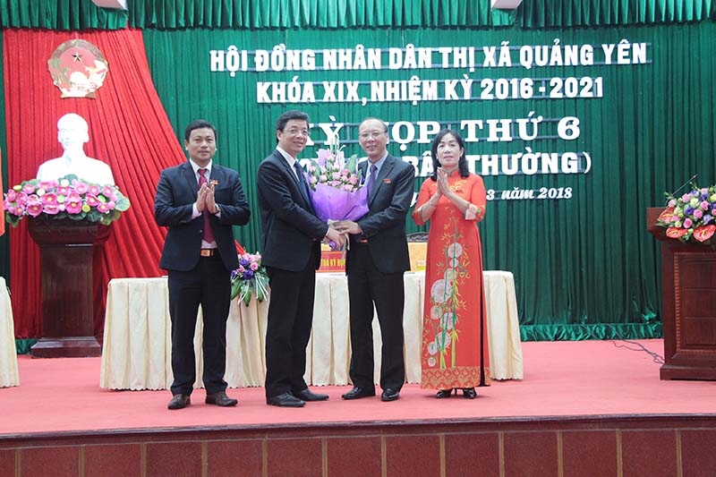 Lãnh đạo TX Quảng Yên tặng hoa chúc mừng đồng chí Trần Đức Thắng được tín nhiệm bầu giữ chức Chủ tịch UBND thị xã 
