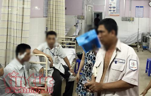 Các nhân viên điện lực bị thương tại khoa cấp cứu của bệnh viện quận Thủ Đức.