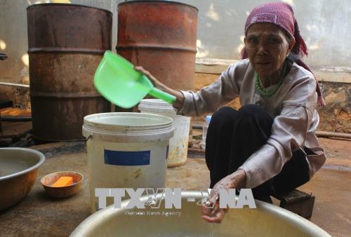 Bà Khuất Thị Sửu vẫn sử dụng nguồn nước này cho sinh hoạt hàng ngày dù biết nước có biểu hiện bất thường.