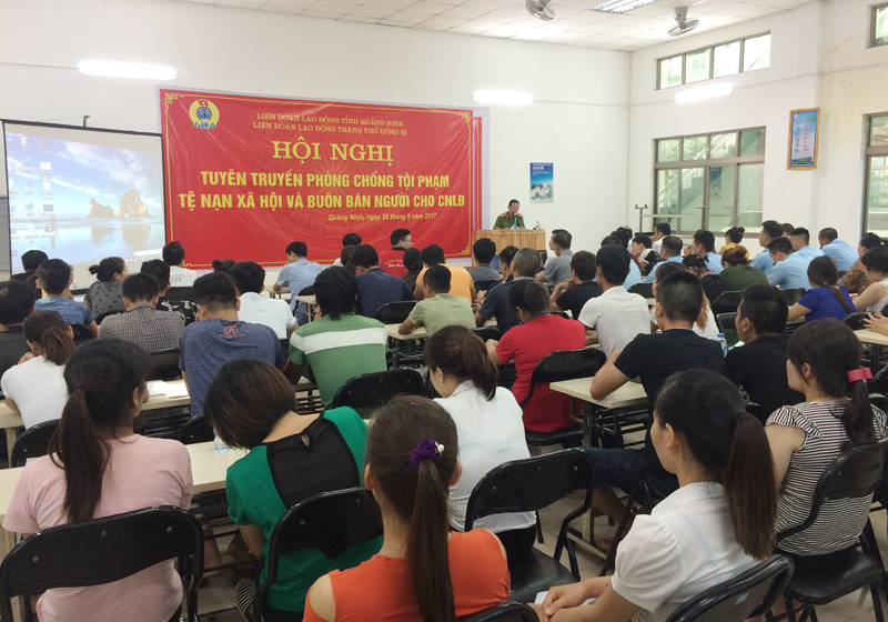 Hội nghị tuyên truyền phòng, chống tệ nạn xã hội và buôn bán người cho công nhân lao động tại Công ty TNHH Sao Vàng (Chi nhánh Uông Bí). Ảnh: Hoàng Yến (TT VH-TT Uông Bí)