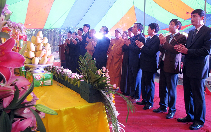 Các đại biểu thực hiện nghi lễ cầu nguyện quốc thái dân an.