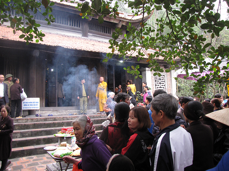 Du khách thập phương về tham quan, lễ Phật tại chùa Non Đông.