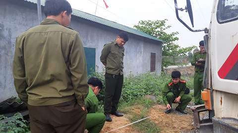 Công an huyện Can Lộc khám nghiệm hiện trường vụ tai nạn. Ảnh Phạm Đức