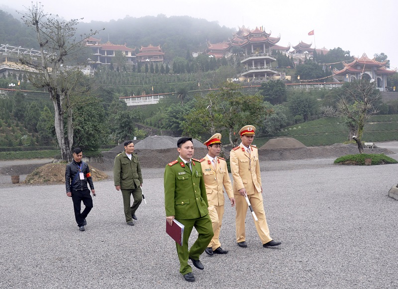 Tổ công tác Công an huyện Vân Đồn TTKS đảm bảo ANTT tại chùa Cái Bầu.