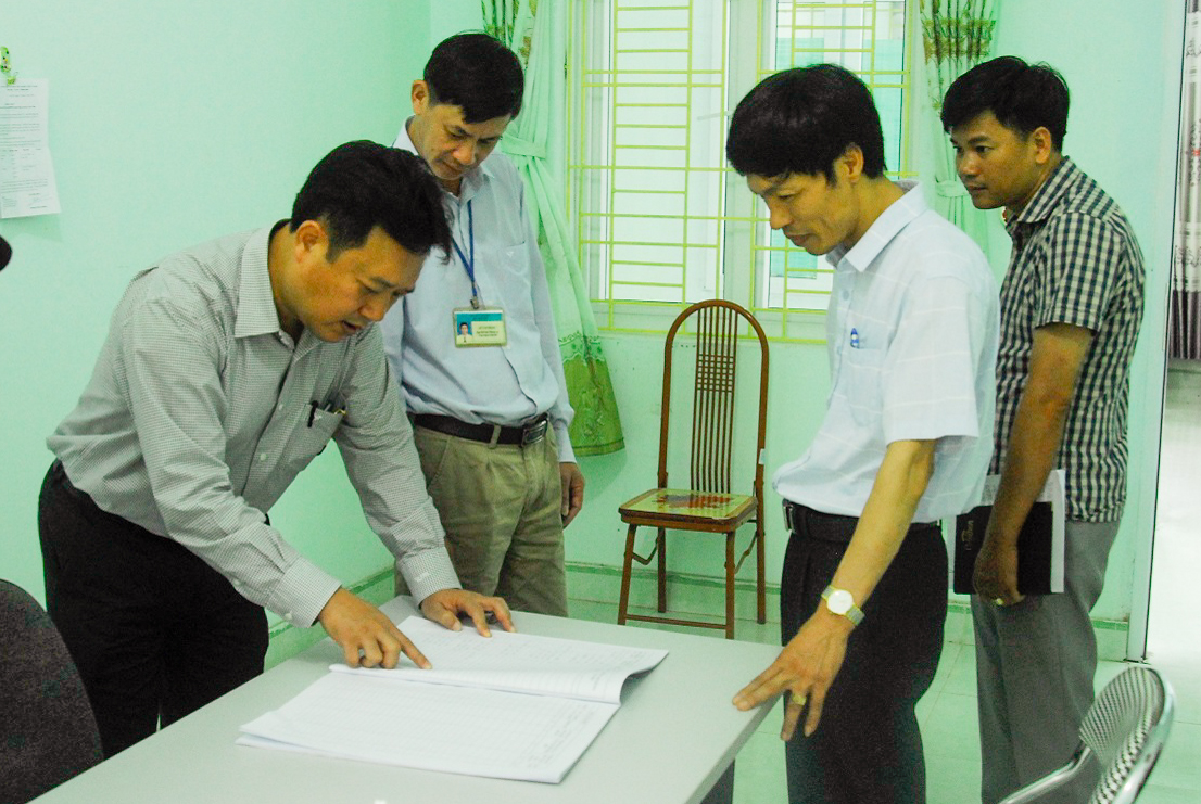 Đoàn giám sát HĐND tỉnh  kiểm tra công tác tiếp công dân tại UBND xã Vạn Yên (Vân Đồn). Ảnh: Hoàng Giang 