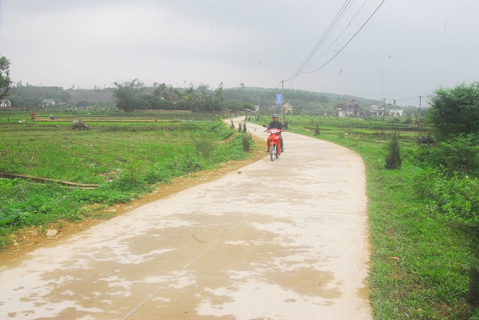 Đường nông thôn mới ở thôn Tân Thanh, xã Quảng Tân, huyện Đầm Hà.