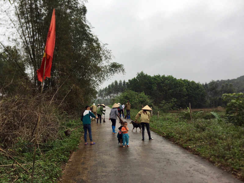Hội viên Hội LHPN xã Quảng Nghĩa dọn vệ sinh môi trường đường làng ngõ xóm trong Ngày chủ nhật xanh.