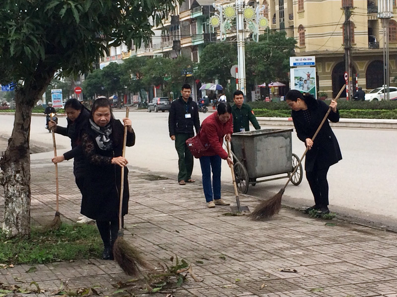 Hội viên phụ nữ phường Trần Phú dọn vệ sinh môi trường xây dựng khu phố sạch đẹp, văn minh.