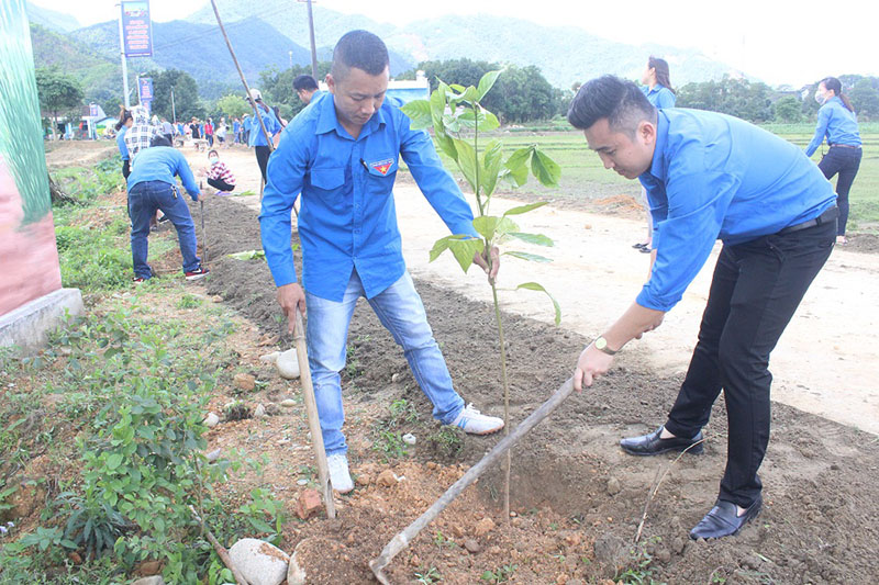 Các đoàn thể chung sức hỗ trợ xây dựng đường nông thôn mới ở bản Quảng Mới xã Quảng Sơn.